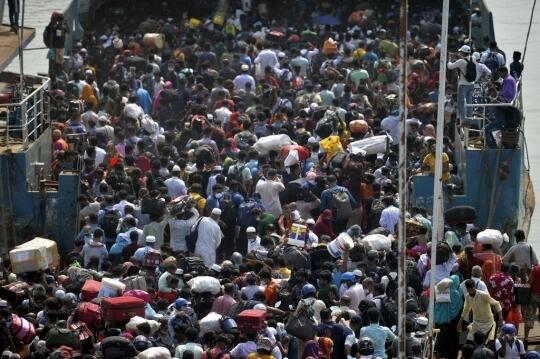 Pemudik Bangladesh Padati Kapal Feri