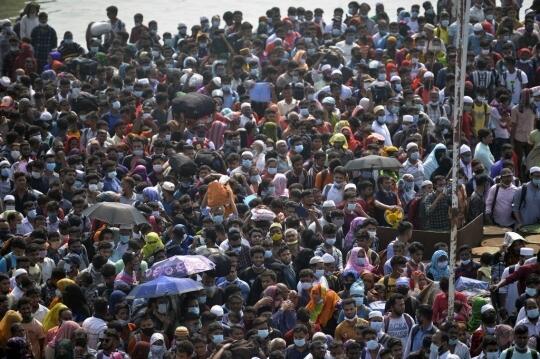 Pemudik Bangladesh Padati Kapal Feri