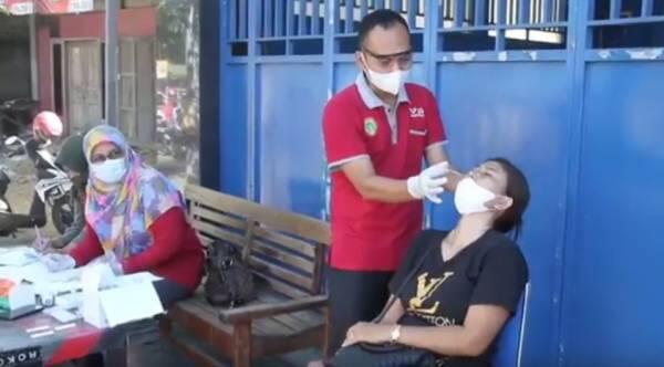 Wanita Hamil Tua Ini Nekat Mudik Pake Truk Meski Bersama Hewan Ternak