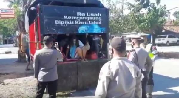 Wanita Hamil Tua Ini Nekat Mudik Pake Truk Meski Bersama Hewan Ternak