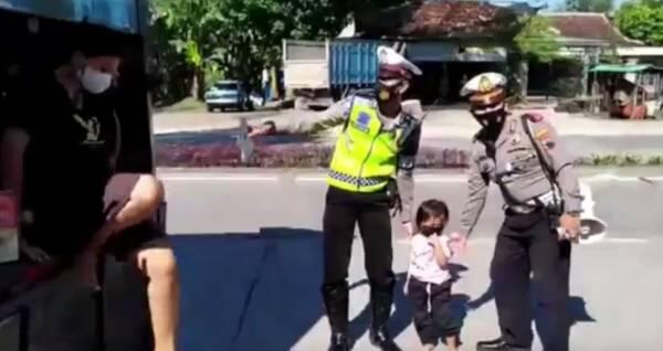 Wanita Hamil Tua Ini Nekat Mudik Pake Truk Meski Bersama Hewan Ternak