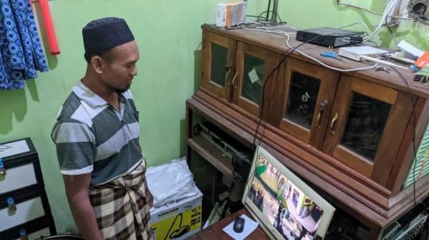 Pria Paruh Baya Terekam CCTV Leluasa Curi Amplfier Masjid