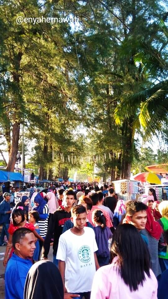 Serunya Menghabiskan Lebaran di Pantai Gandoriah, Kota Pariaman