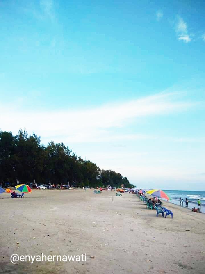 Serunya Menghabiskan Lebaran di Pantai Gandoriah, Kota Pariaman