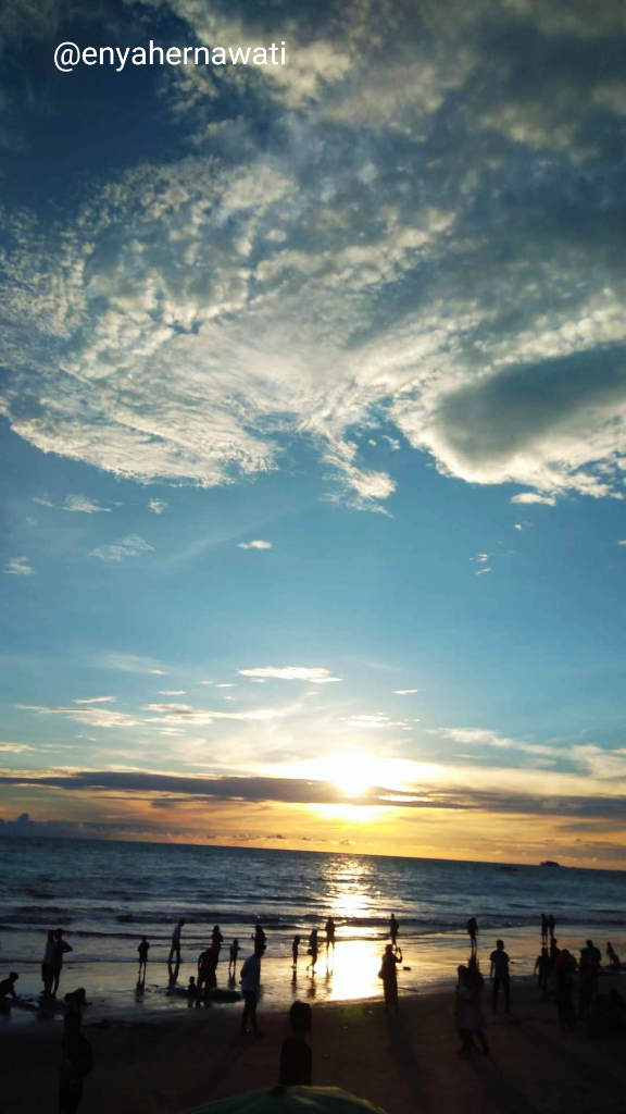 Serunya Menghabiskan Lebaran di Pantai Gandoriah, Kota Pariaman