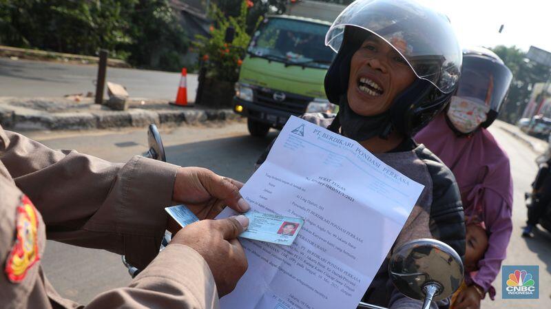 Brimob Bersenjata & Barracuda Kawal Penyekatan Kedungwaringin
