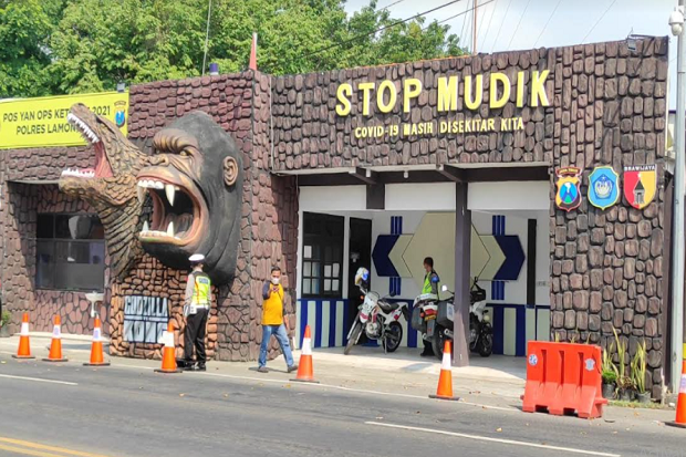 Imbau Jangan Mudik, Pos Polisi di Lamongan Dihiasi dengan Godzilla versus Kong
