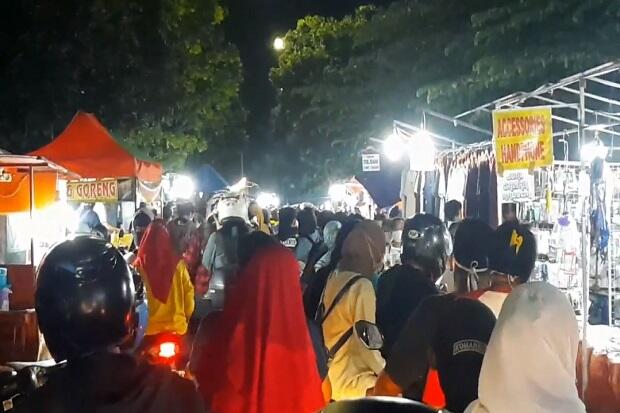 Pasar Tanah Abang Ditutup, Ribuan Warga Berburu Baju Lebaran di Banjir Kanal Timur