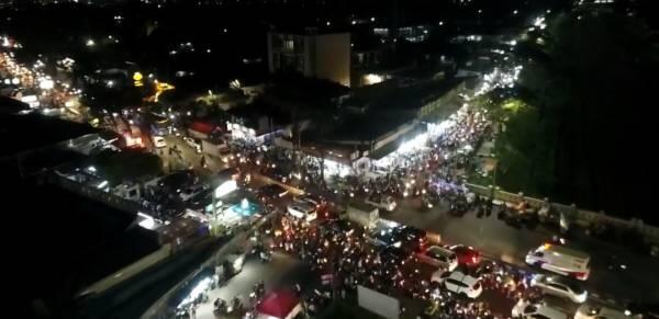 Pasar Tanah Abang Ditutup, Ribuan Warga Berburu Baju Lebaran di Banjir Kanal Timur