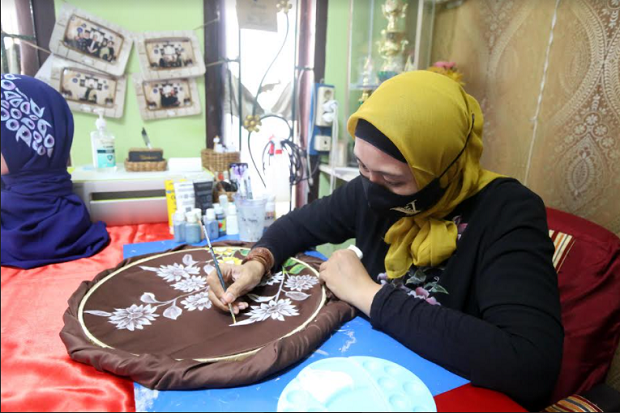 Jilbab dan Masker Lukis Jadi Primadona Jelang Lebaran