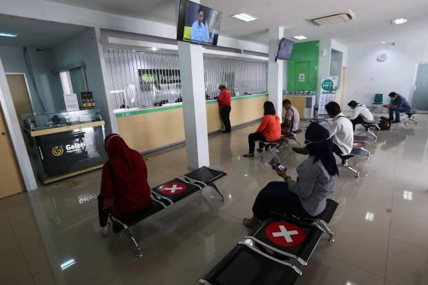 Demi Bersolek Saat Lebaran, Warga Surabaya Ramai-Ramai Tebus Emasnya