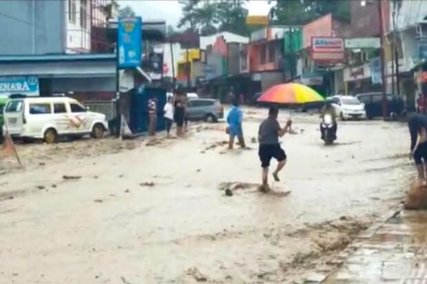 Sungai Batu Gagak Meluap Kota Parapat Dilanda Banjir