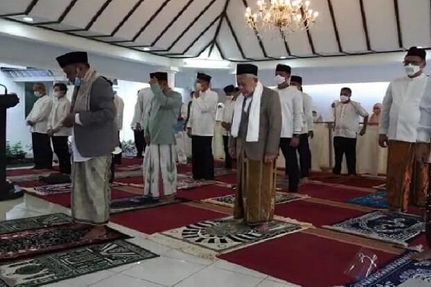 Berjalan Hikmat dan Patuh Prokes, Wapres Salat Ied di Rumah Dinas