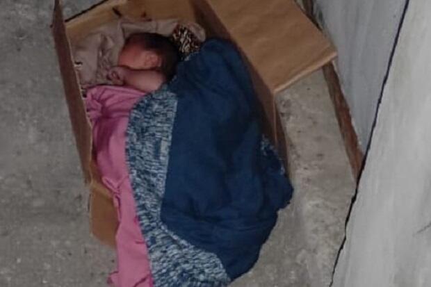 Diwadahi Kardus, Bayi Laki-laki Dibuang Hidup-hidup Disebuah Rumah Kosong