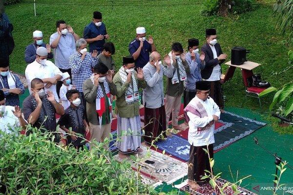 Salat Id, Anies Kenakan Selempang dengan Motif Batik Bendera Palestina &amp; Merah Putih