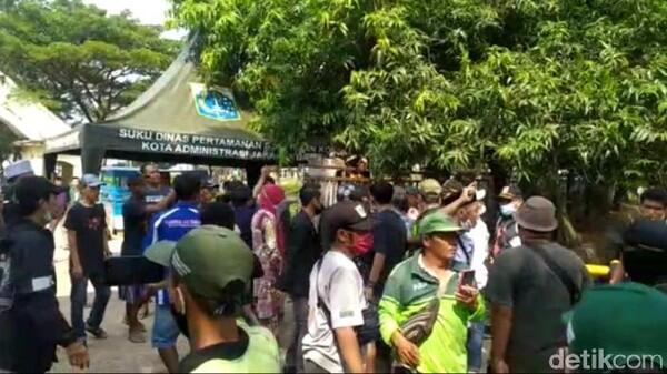 Ziarah Dilarang saat Lebaran, Warga Ricuh Jebol Pagar TPU Tegal Alur