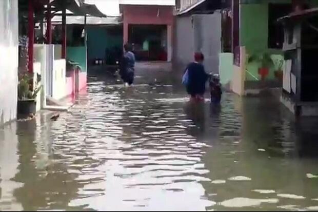 Warga Medan Belawan Harus Berlebaran di Tengah Genangan Banjir Rob