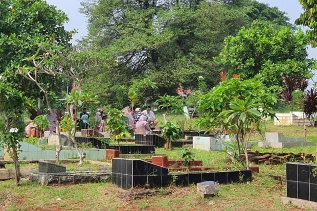 Depok Beda dari Jakarta, Peziarah Membeludak, Warga: Nggak Takut Corona Apa?