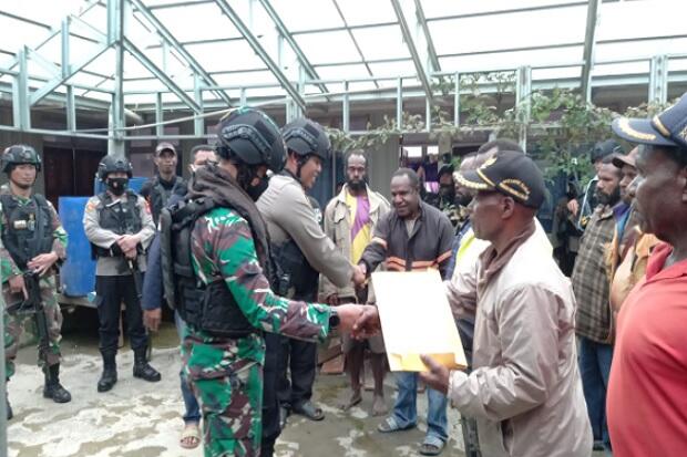 Jenazah Ajudan Pribadi Komandan TPNPB-OPM Lesmin Walker Diserahkan ke Keluarganya