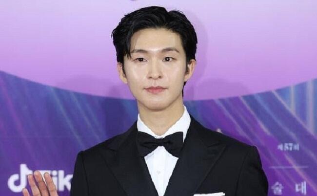 Sikap Aktor Rookie, Hong Kyung Curi Perhatian di 57th Baeksang Arts Awards