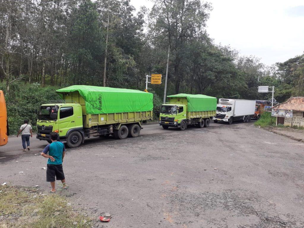 Kenapa Di Jalan Raya, Truk Sering Berjalan Beriringan Dan Susah Disalip?