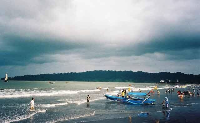 Sejuta Pesona Pantai Teluk Penyu, Bikin Hati Merindu Selalu