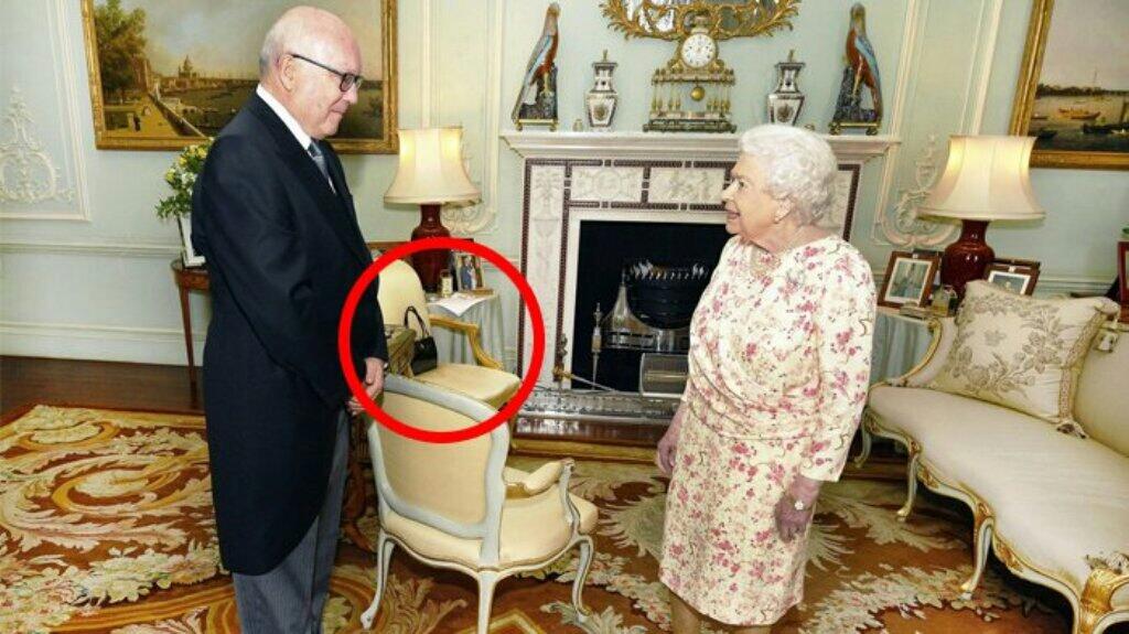Bukan Tanpa Alasan, Ternyata Tas Tangan Ratu Elizabeth Memiliki Kode Rahasia! 