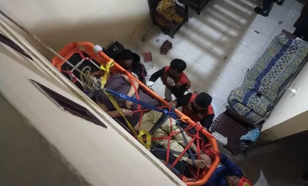 Dramatis! Proses Evakuasi Lansia Sakit Terjebak di Kamar Lantai Dua