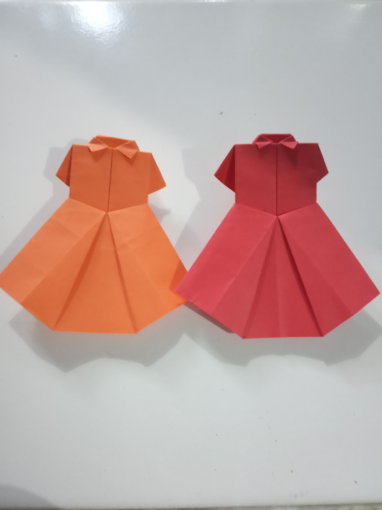 Bosan di Rumah Aja? Yuk, Kita Bikin Origami Baju Setelan Cewek yang Cute Ini