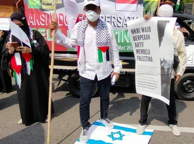 Datangi Gedung DPRD Jawa Timur, Massa Injak-Injak Bendera Israel