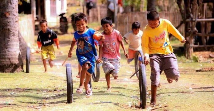 Bahagia Itu Sederhana, Anak-Anak Ini Main Ayunan Tapi Kok Mahal Banget
