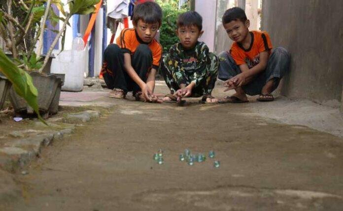 Bahagia Itu Sederhana, Anak-Anak Ini Main Ayunan Tapi Kok Mahal Banget