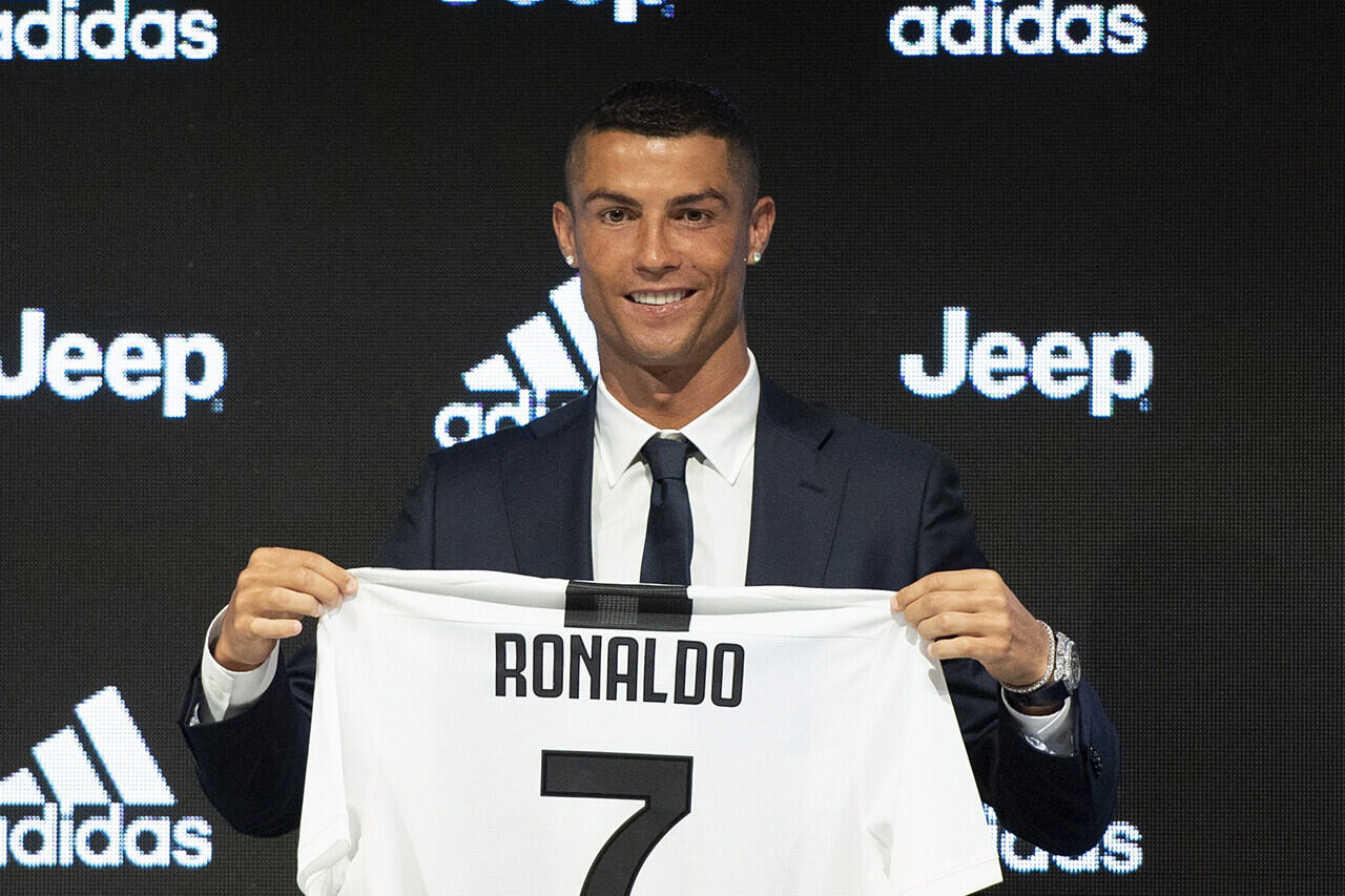 Mobil Mewahnya Diangkut Keluar dari Turin, Pertanda Ronaldo Cabut dari Juventus?