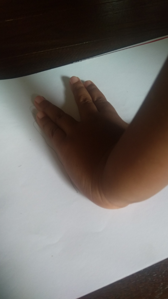 Menggambar Karakter Fabel dengan Menjiplak Jari Tangan, Begini Caranya!