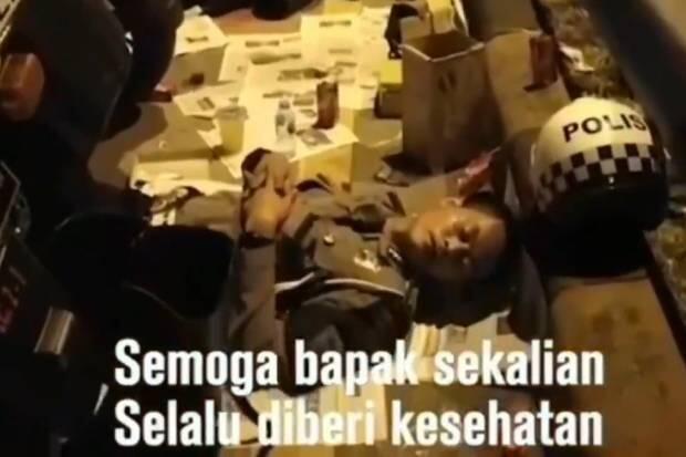 Wajah-wajah Lelah Polisi Penyekat Mudik, Tidur Pun Beralaskan Koran
