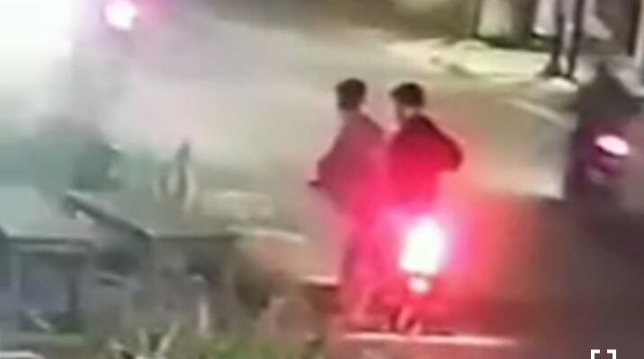 Aksi Dua Pemuda Pasang Meja di Tengah Jalan Tuai Kecaman, Mencelakakan Pengguna Jalan
