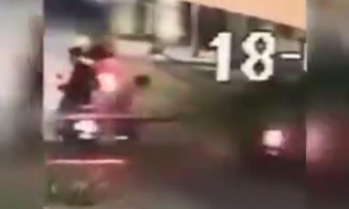 Aksi Dua Pemuda Pasang Meja di Tengah Jalan Tuai Kecaman, Mencelakakan Pengguna Jalan