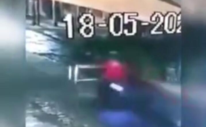 Aksi Dua Pemuda Pasang Meja di Tengah Jalan Tuai Kecaman, Mencelakakan Pengguna Jalan