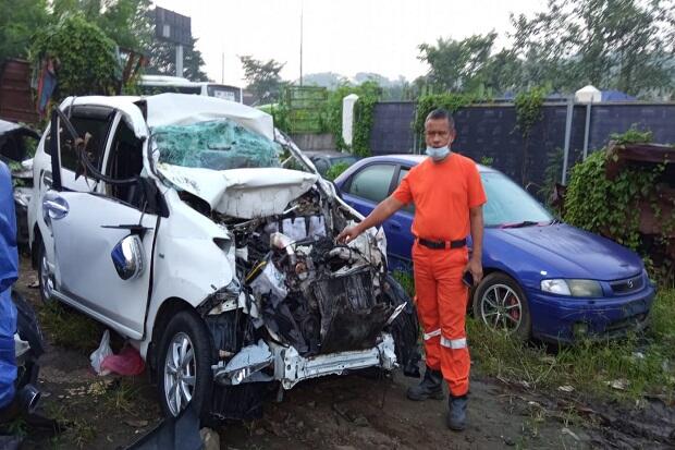 Hantam Truk Rongsokan di Tol Cipularang, 1 Penumpang Avanza Tewas 7 Luka-luka