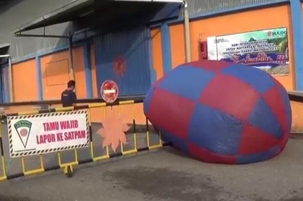 Balon Udara Raksasa Jatuh di Gudang Bulog Gegerkan Warga Madiun