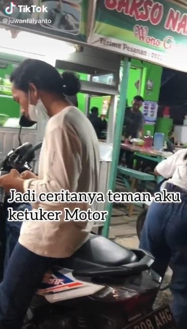 Kocak, Motor Tertukar Di Warung Bakso. Netizen: Jodoh Emang Ngga Kemana!