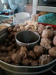 Viral! Depan Warung Bakso Ini Menyuguhkan Pemandangan Yang Buat Merinding! 