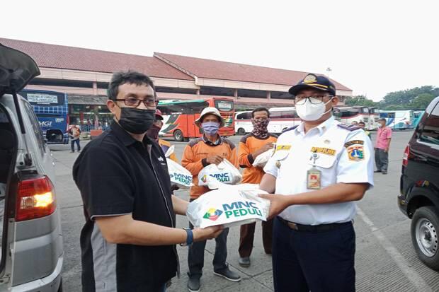 MNC Peduli Berbagi Kebahagiaan dengan Porter Terminal Kampung Rambutan