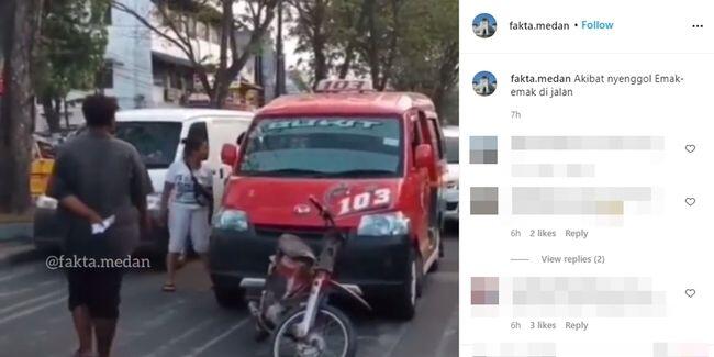 Viral. Motornya Kena Senggol, Emak-emak Nekat Lempari Angkot Dengan Batu!