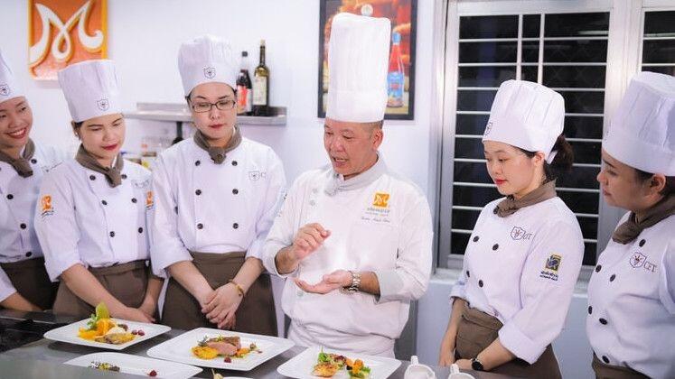 Gokil! Ternyata ini Alasan Kenapa Koki Menggunakan Topi Panjang dan Baju Putih