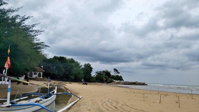 Nikmati Momen Sunset di Pantai Badur Madura