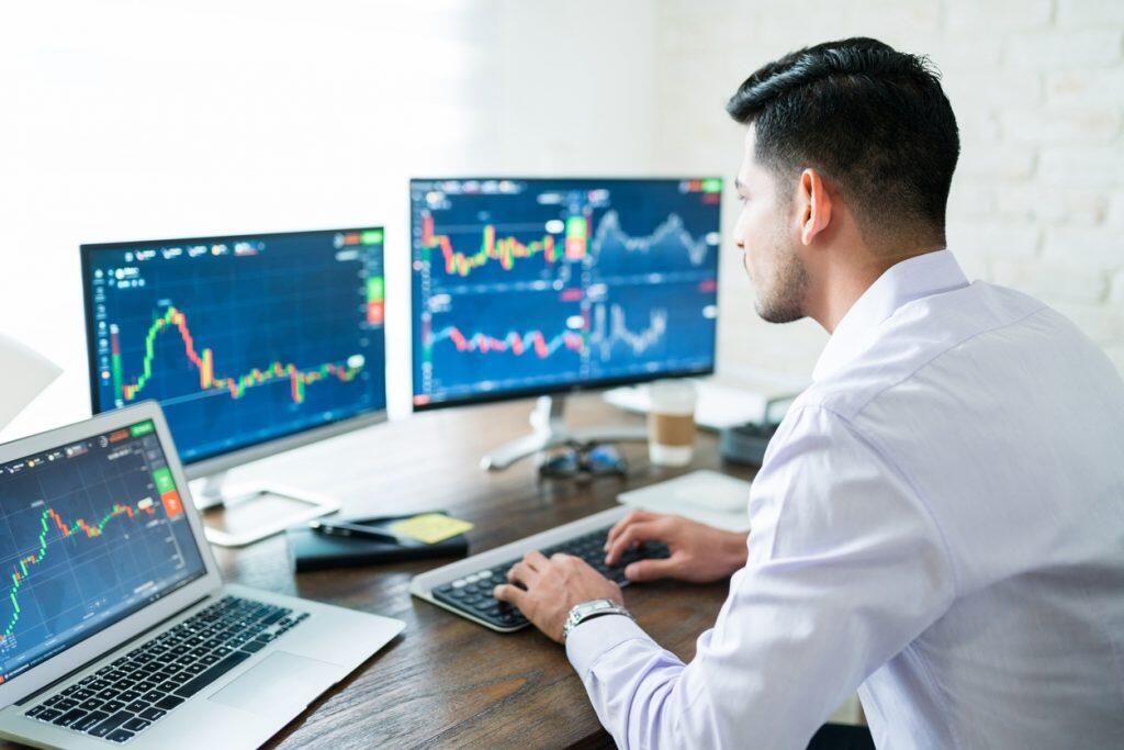 Jangan Salah Jalan! Ini Perbedaan Antara Trading Forex dan Trading Pasar Saham