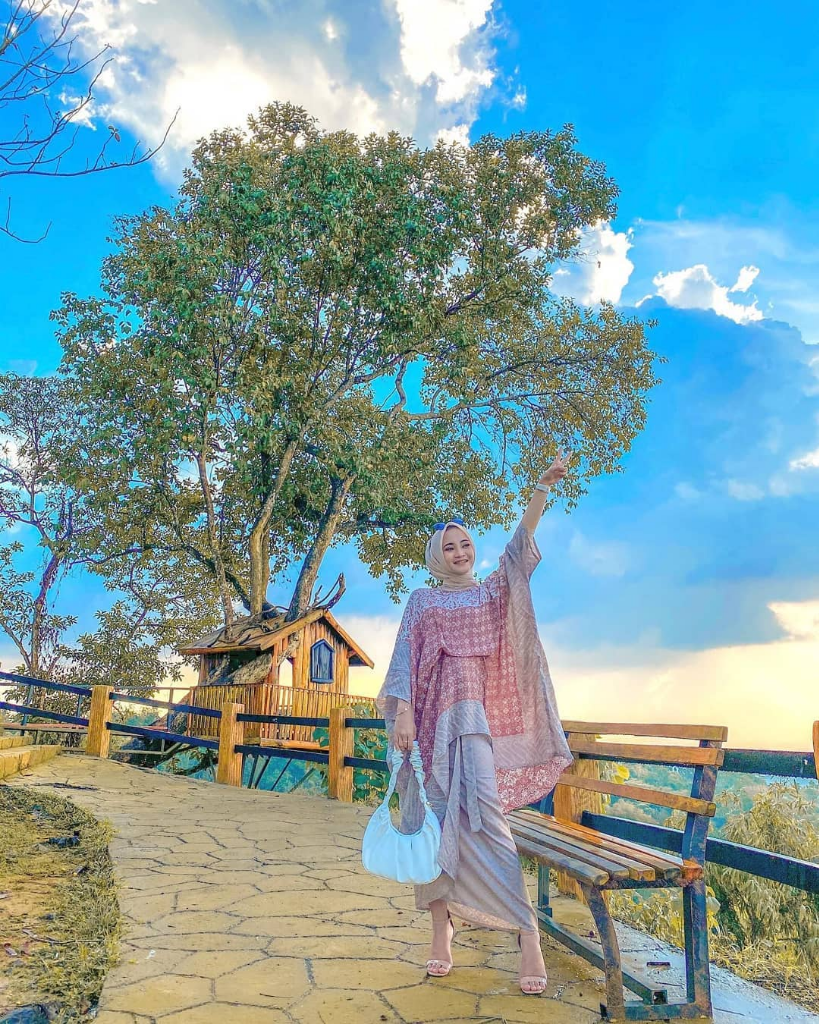 Cari Spot Foto Bagus di Madura? Puncak Ratu Bukit Pagantenan Saja.