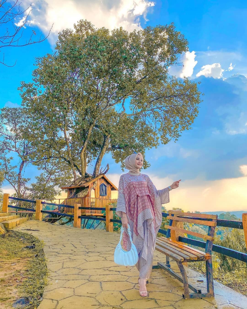 Cari Spot Foto Bagus di Madura? Puncak Ratu Bukit Pagantenan Saja.