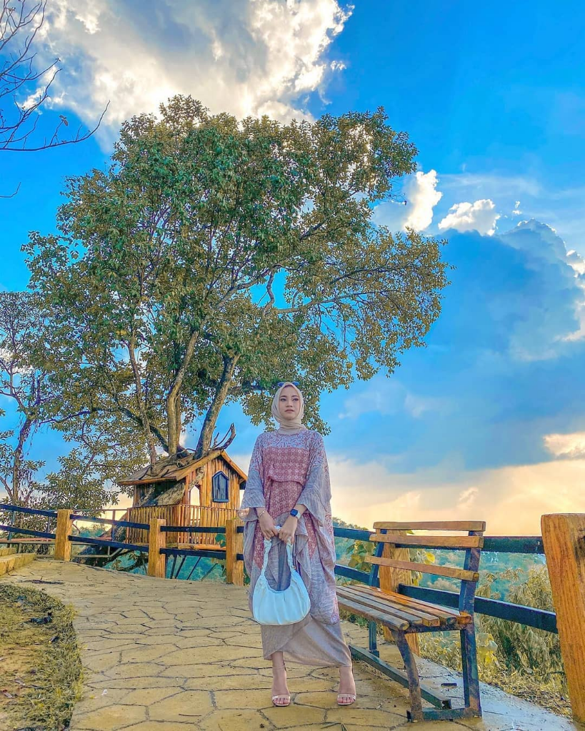 Cari Spot Foto Bagus di Madura? Puncak Ratu Bukit Pagantenan Saja.